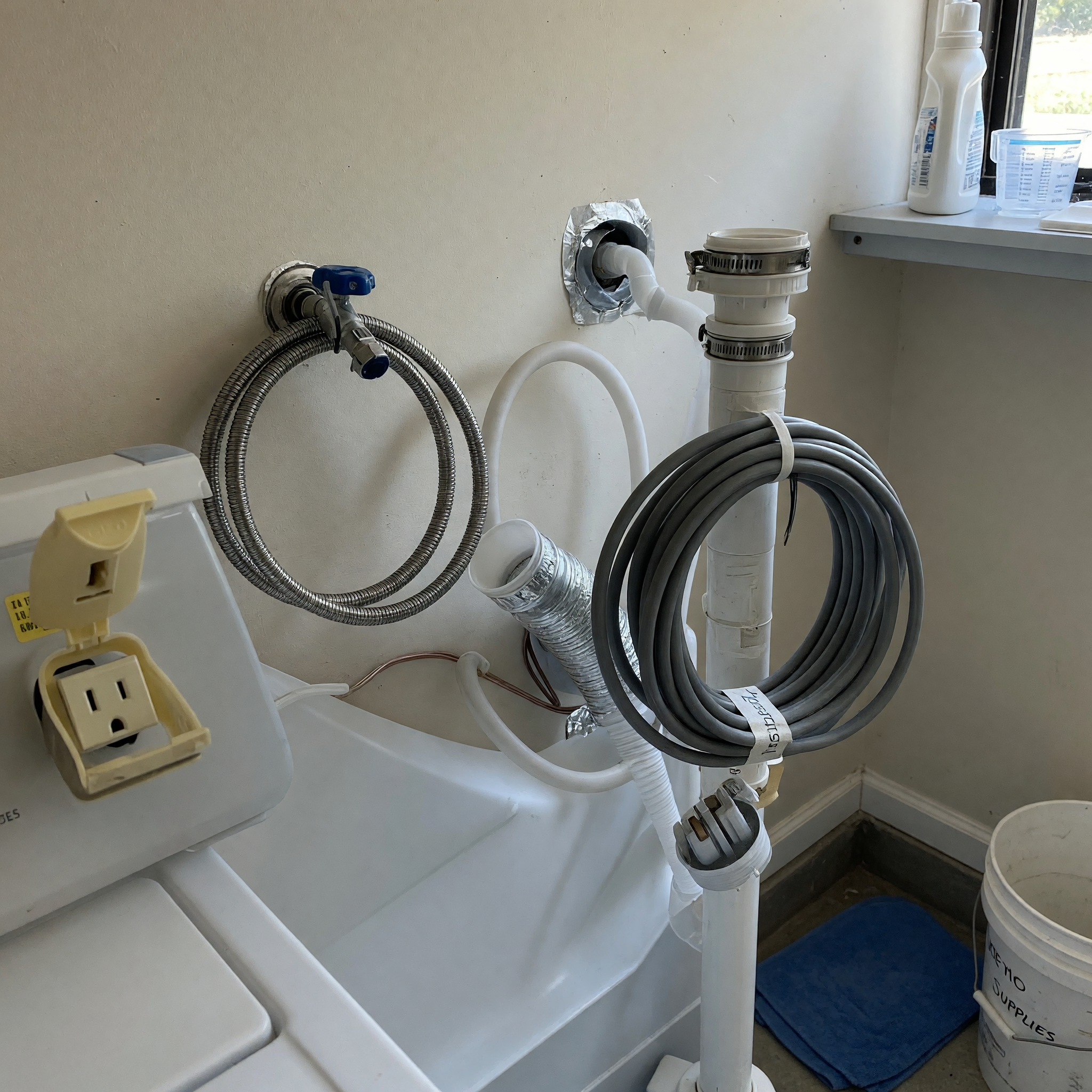 Washer and dryer hookup details for a marketplace listing
